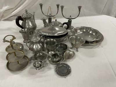 de nombreux objets en argent posés sur une table