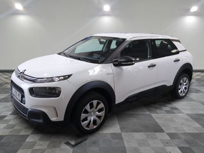 la citrole blanche est garee sur un carrelage en damier