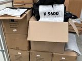 une pile de cartons sur laquelle est posé un sac