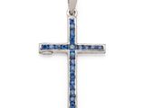un pendentif en forme de croix en diamant bleu sur fond blanc