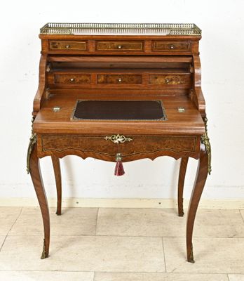 un petit bureau surmonté d'un tiroir