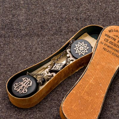 une paire de chaussures rangée dans une boîte