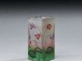 un gros plan d'un vase en verre orné de fleurs