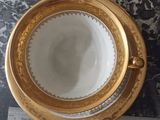 un bol doré et blanc posé sur une table en marbre