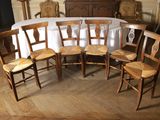 six chaises disposées autour d'une table recouverte d'une nappe blanche