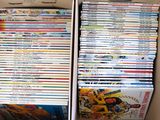 deux boîtes remplies de DVD pour enfants dans le même carton