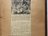 un livre ouvert sur lequel figure la photo d'un groupe de personnes