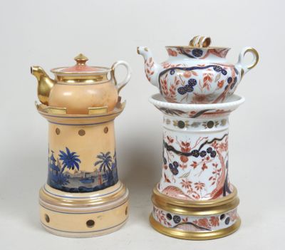 deux vases placés l'un à côté de l'autre