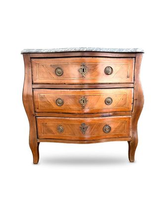 une petite commode en bois avec dessus en marbre