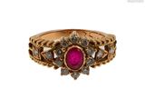 une image représentant une bague en or sertie d'un rubis entouré de diamants