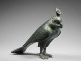 une image représentant une figurine d'oiseau en bronze sur fond blanc