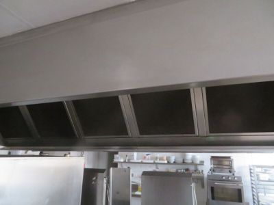 vue d'une cuisine professionnelle équipée d'appareils en acier inoxydable