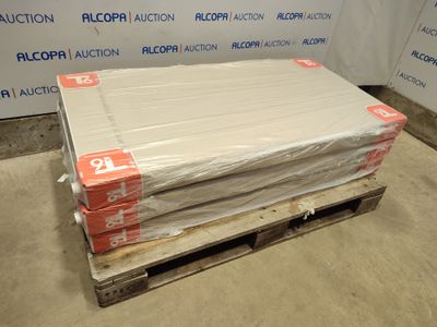 une pile de boîtes sur une palette dans un entrepôt