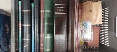 de nombreux livres qui se trouvent sur une étagère dans une boîte à livres