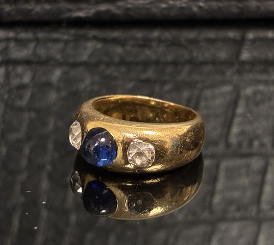 Bague en or 18 carats 750 millièmes à décor d’un cabochon bleu ce...