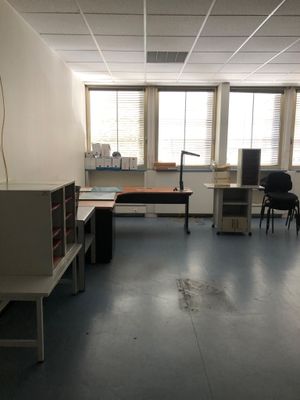 une salle équipée de bureaux et de chaises