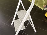 un tabouret blanc posé par terre dans une pièce