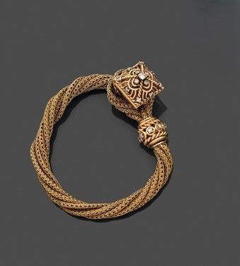 un bracelet en or 18 carats avec un fermoir en forme de serpent