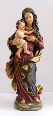 statue d'une femme tenant un bébé dans ses bras