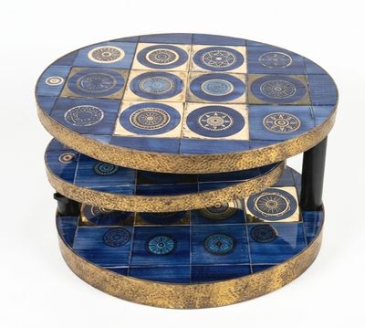 deux tables rondes bleues et dorées, recouvertes de carreaux bleus