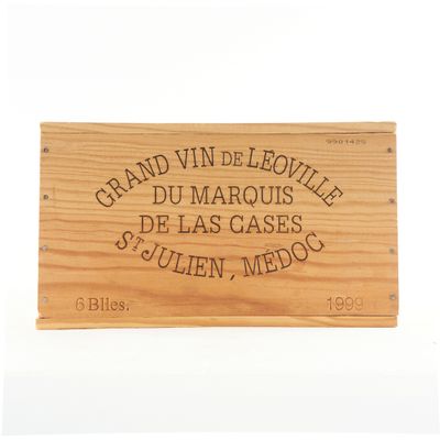 une pancarte en bois sur laquelle on peut lire « Grand vin de Lefouile du Marous de Las Cases »