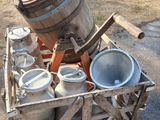 une caisse en bois remplie de casseroles et de poêles, posée par terre