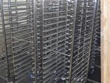de nombreux rayonnages de produits alimentaires exposés dans un entrepôt