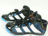 Chaussures de basket adidas avec des rayures bleues et blanches sur la semelle