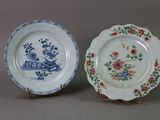paire d'assiettes bleues et blanches à motifs floraux