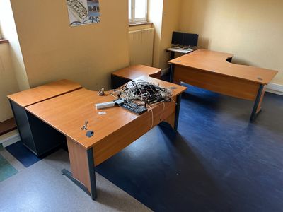 2 bureaux avec caissons en retour, 2 caissons supplémentaire…