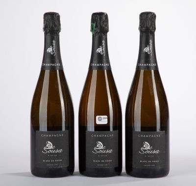 trois bouteilles de vin posées l'une à côté de l'autre sur une table