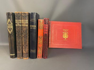 plusieurs livres sont alignés sur une surface grise