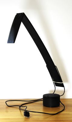 une lampe noire posée sur une table en bois