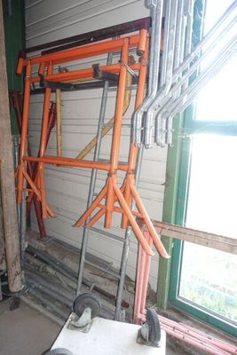 une pièce où il y a tout un tas de tuyaux accrochés au mur