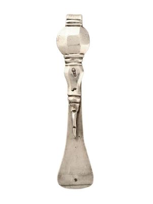 une cuillère en argent avec un manche, sur fond blanc