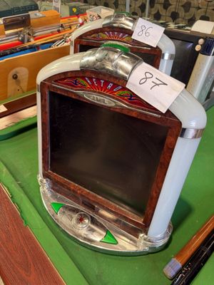 une petite télévision posée sur une table verte