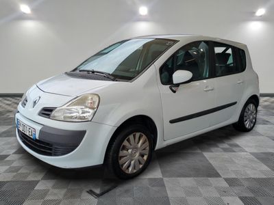 la photo d'une voiture blanche garée dans un garage