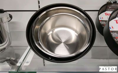 casseroles et poêles en acier inoxydable exposées dans un magasin