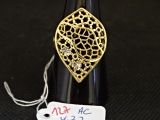 une bouteille de vin sur laquelle est accrochée une étiquette