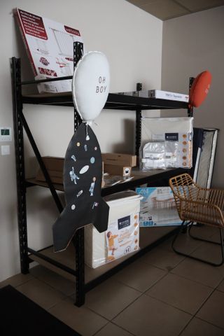 Cinq étagères cornières, un rack laqué noir