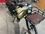 un vélo équipé d'un panier à l'arrière