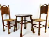 deux chaises et une table placées les unes à côté des autres
