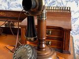 un bureau en bois sur lequel est posé un téléphone