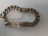 un gros plan d'un bracelet en argent muni d'une étiquette