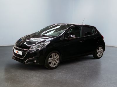 la petite voiture noire est garée dans une grande pièce