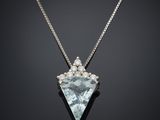 un pendentif en aigue-marine et diamants, monté sur une chaîne en argent