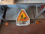 un panneau posé au sol dans un immeuble