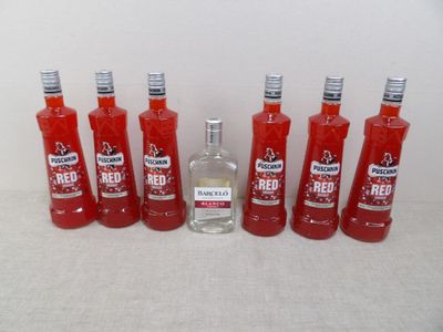 six bouteilles de vodka rouge alignées sur une table