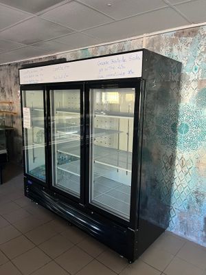une photo d'un réfrigérateur professionnel dans une cuisine professionnelle