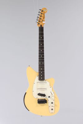 une guitare électrique suspendue à une corde sur un fond gris